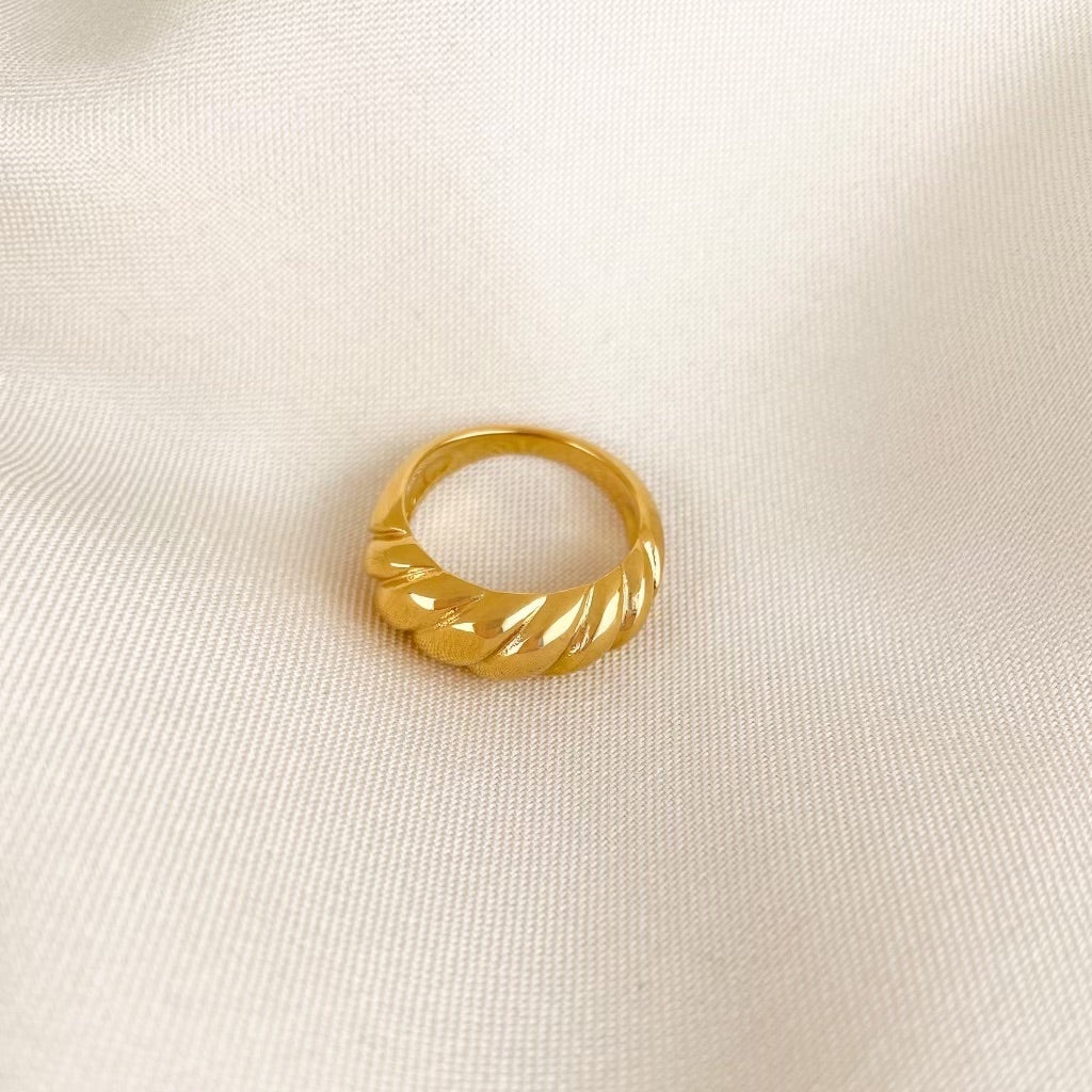 Croissant ring in 18K PVD Gold Plated. 